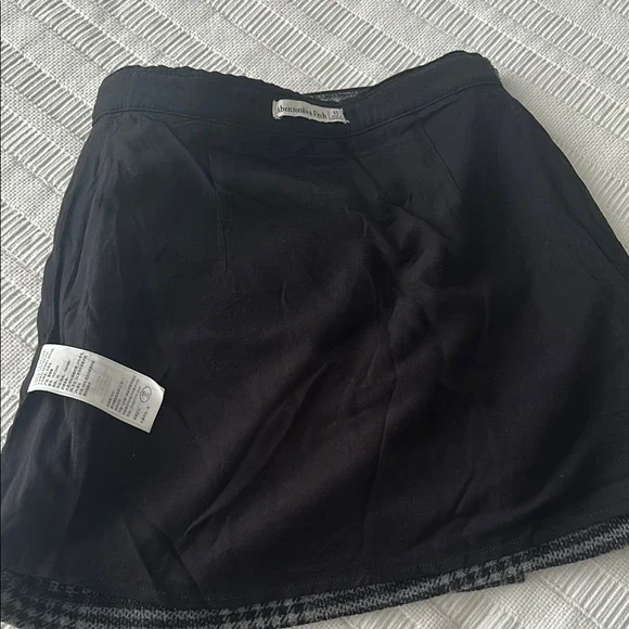 A&F Black Plaid Skirt - Picture 5 of 5